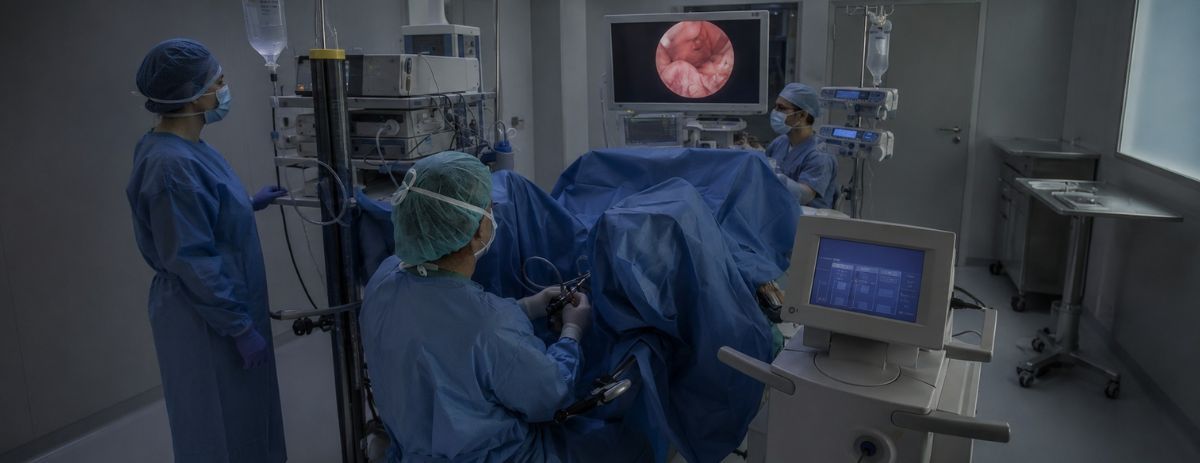 immagine di una sala operatoria durante un intervento
